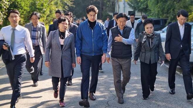 한국법무보호복지공단 경기북부지부 살펴보는 김동근(오른쪽 세번째) 의정부 시장 (사진=김동근 의정부 시장 SNS 캡처, 연합뉴스)