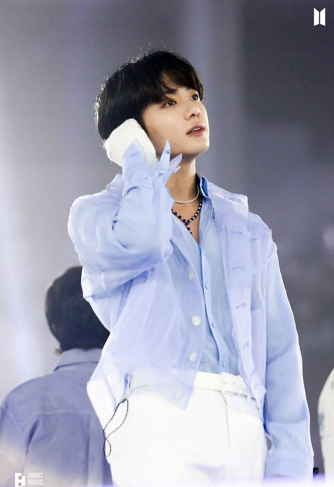 방탄소년단 정국 팬들, 부채→생수 무료 나눔 '스페셜 서포트'..부산 콘서트 열띤 응원