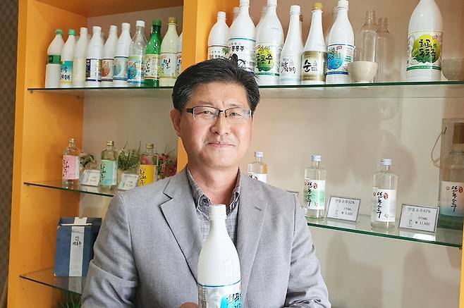 120년 맞는 회곡양조장 대표 권용복(53) 대표 (안동=연합뉴스) 경북 안동 '회곡양조장' 권용복(53) 대표가 탁주 '회곡생막걸리'를 들고 기념 사진을 촬영하고 있다. 1902년 개업한 회곡양조장은 올해로 창립 120주년을 맞는다. 2022.10.14 sunhyung@yna.co.kr