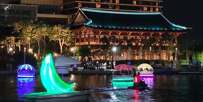 송도 센트럴공원 호수에 떠 있는 '달보트' [촬영 강종구]