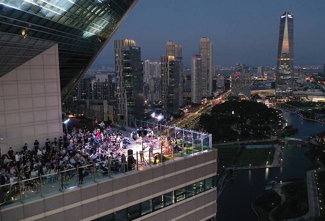 G타워 야외 전망대 콘서트 [연합뉴스 자료사진]