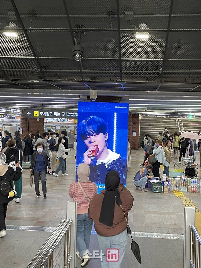도시철도 부산역에 설치된 방탄소년단 광고판