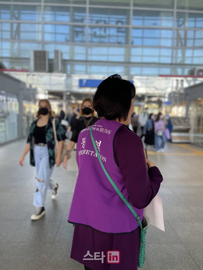 부산을 찾은 외국인들을 위해 통역봉사에 나서고 있다.