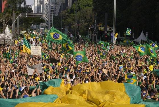 자이르 보우소나루(66) 대통령의 지지자들이 7일(현지시간) 상파울루 대로변에 결집해 있다.[AP=연합뉴스]