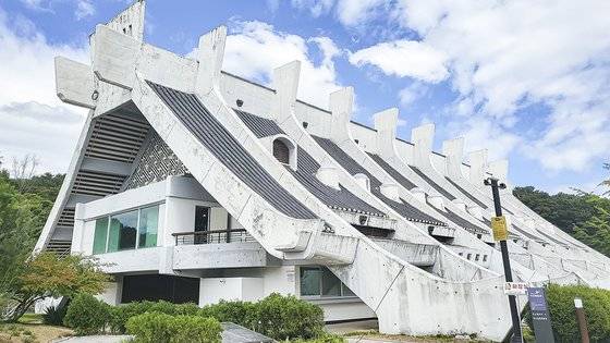 반세기 전 한국에서 가장 논쟁적인 건물이었던 옛 국립부여박물관의 모습. 한은화 기자