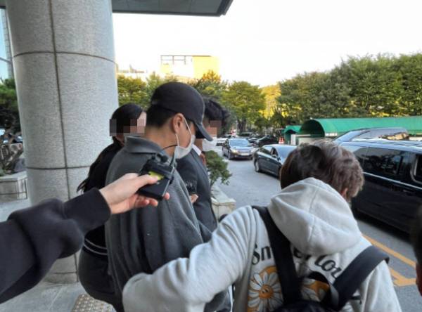 음주운전을 한 그룹 신화 멤버 신혜성(본명 정필교)이 음주 측정을 거부해 현행범으로 체포됐다. 사진은 지난 11일 오후 5시쯤 서울 송파경찰서에서 경찰 조사를 마치고 귀가하는 신혜성. /사진=뉴시스