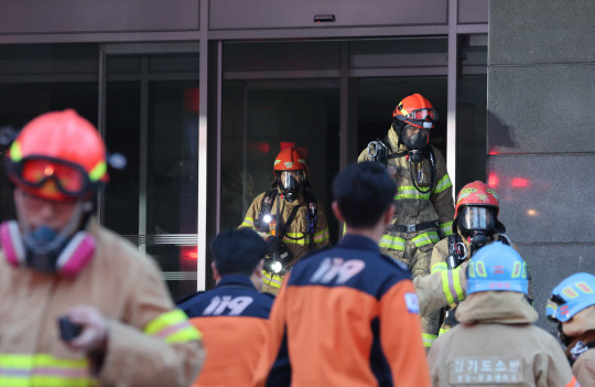 지난 15일 오후 화재가 발생한 경기 성남시 분당구 삼평동 SK 판교 캠퍼스 A동에서 소방관들이 분주하게 움직이고 있다. 이 불로 카카오톡, 카카오 택시, 포털사이트 다음 등에 통신 장애가 발생했다. 연합뉴스