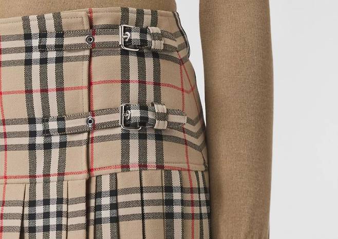 버버리 체크 스커트. 2019년 한국갤럽이 전국 만 13세 이상 남녀 1700명을 대상으로 '가장 좋아하는 명품 브랜드'를 조사한 결과, 버버리는 4%로 5위에 이름을 올렸다. 1위부터 4위인 샤넬(17%), 구찌(16%), 루이비통(13%), 프라다(7%)와 비교하면 저조한 존재감이다. [버버리 홈페이지]