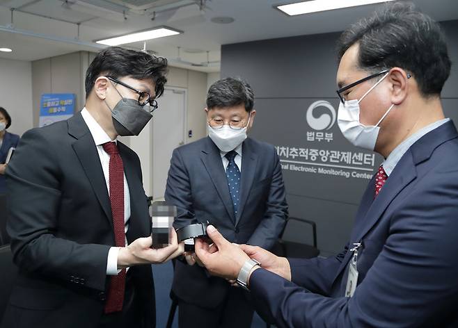 [서울=뉴시스] 권창회 기자= 한동훈 법무부 장관이 11일 서울 동대문구 법무부 위치추적중앙관제센터를 방문해 전자발찌를 살펴보고 있다. (사진=법무부 제공)  2022.10.11. photo@newsis.com *재판매 및 DB 금지