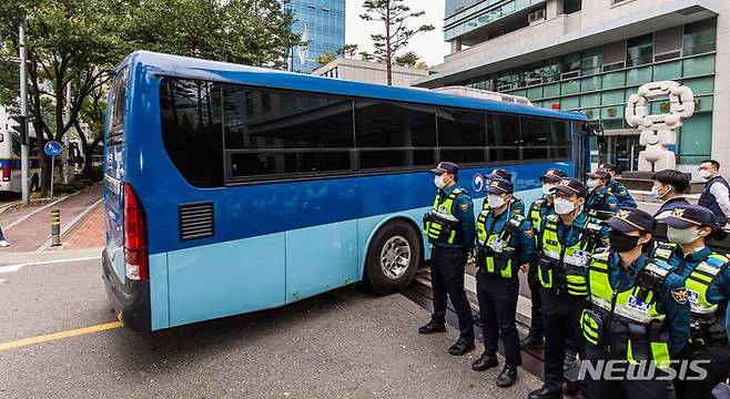 [안양=뉴시스] 김종택기자 = 아동 성범죄자 김근식(54)에 대한 구속영장 심문기일인 16일 오후 경기도 안양시 동안구 수원지방검찰청 안양지청으로 김씨가 탑승한 호송버스가 들어가고 있다. (사진공동취재) 2022.10.16. jtk@newsis.com