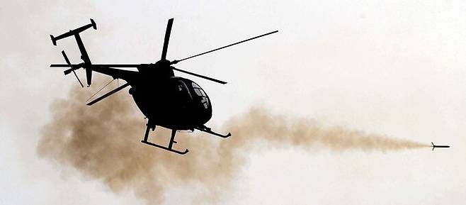 육군 500MD 소형공격헬기가 지상 표적을 향해 로켓탄을 발사하고 있다. 세계일보 자료사진