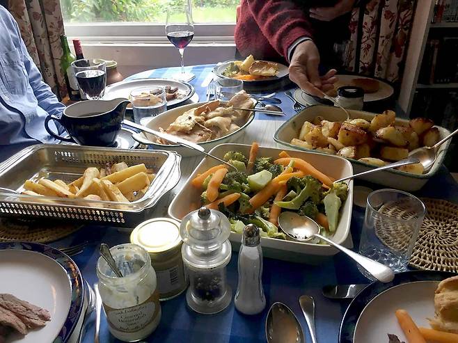 각종 야채, 감자, 요크셔푸딩과 함께하는 로스트 디너. ⓒ최은주 제공