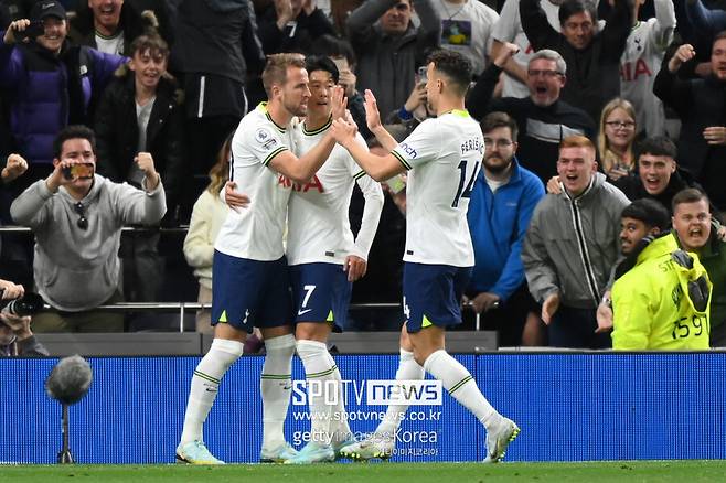 ▲ 해리 케인의 득점을 축하하는 손흥민과 이반 페리시치.