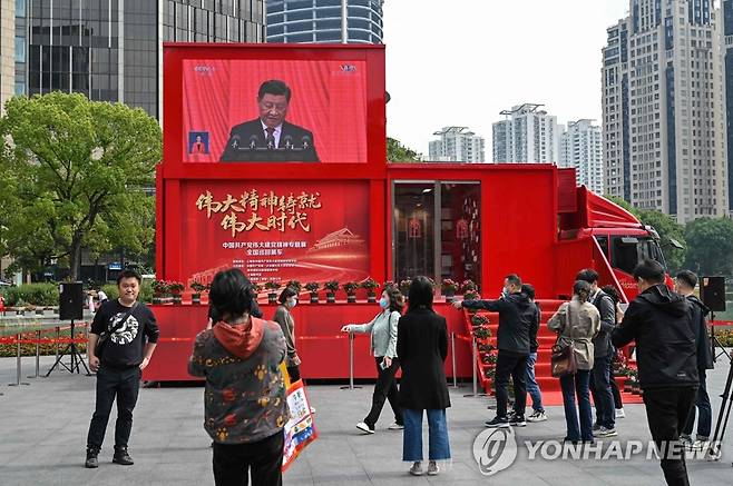 20차 당대회 개막식 시진핑 주석 연설 지켜보는 상하이 시민들 (상하이 AFP=연합뉴스) 16일 중국 상하이 시민들이 화면을 통해 20차 중국 공산당 전국 대표대회(당 대회) 개막식에서 연설하는 시진핑 중국 국가주석의 모습을 지켜보고 있다. 2022.10.16 alo95@yna.co.kr