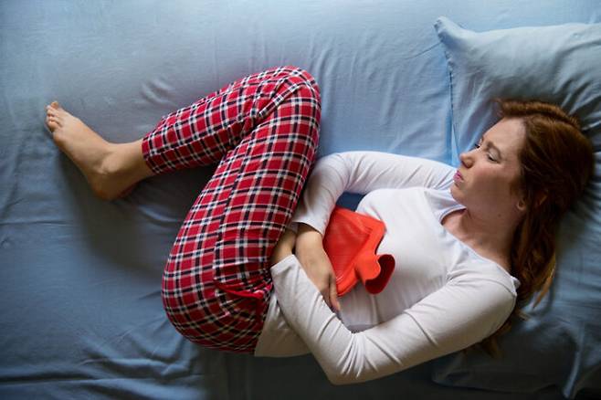 생리 전에는 사탕이나 초콜릿, 배달음식은 피하고 연어, 달걀, 채소를 많이 먹도록 해야 한다. [사진=게티이미지뱅크]