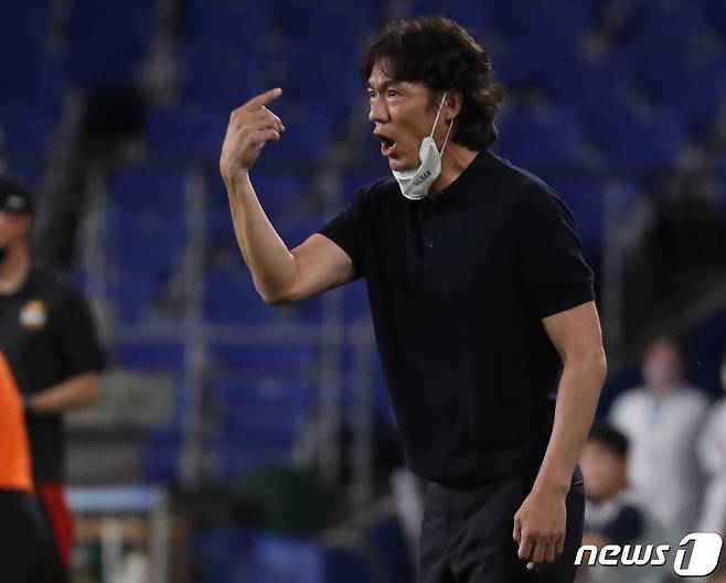 2일 오후 울산 문수축구경기장에서 열린 프로축구 '하나원큐 K리그1 2022' 울산현대와 FC서울의 경기에서 울산 홍명보 감독이 선수들에게 작전을 지시하고 있다. 2022.8.2/뉴스1 ⓒ News1 윤일지 기자