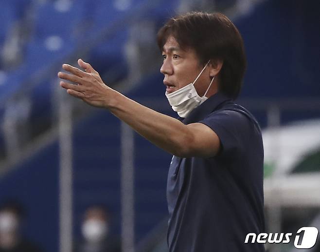 4일 오후 울산 문수축구경기장에서 열린 프로축구 '하나원큐 K리그1 2021' 울산현대와 대구FC의 경기에서 울산 홍명보 감독이 선수들에게 작전을 지시하고 있다. 2021.8.4/뉴스1 ⓒ News1 윤일지 기자