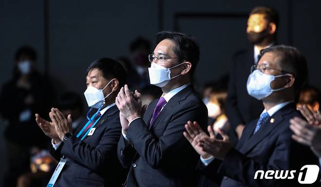 이재용 삼성전자 부회장이 17일 오후 경기도 고양시 킨텍스에서 열린 2022년 국제기능올림픽 특별대회 고양 폐회식에 참석해 박수치고 있다. 오른쪽은 이정식 고용노동부 장관. 2022.10.17/뉴스1 ⓒ News1 이승배 기자