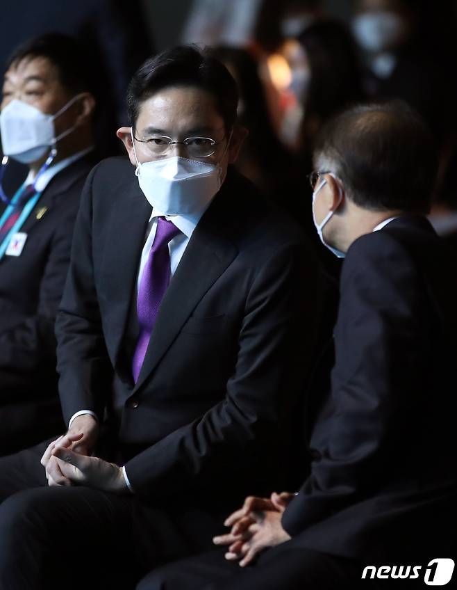 이재용 삼성전자 부회장이 17일 오후 경기도 고양시 킨텍스에서 열린 2022년 국제기능올림픽 특별대회 고양 폐회식에 참석해 이정식 고용노동부 장관과 대화하고 있다. 2022.10.17/뉴스1 ⓒ News1 이승배 기자