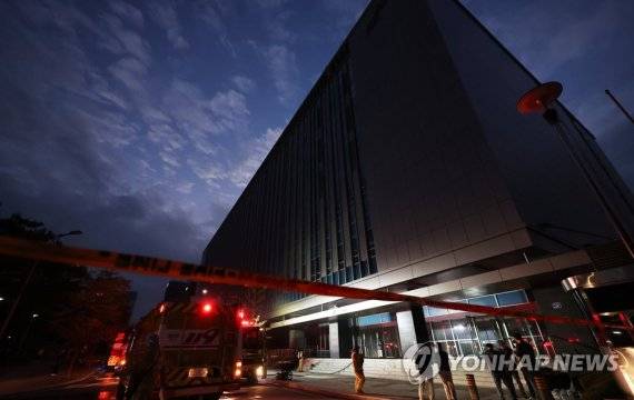 데이터센터 화재로 카카오톡 등 통신 장애 (성남=연합뉴스) 홍기원 기자 = 15일 오후 화재가 발생한 경기도 성남시 분당구 삼평동 SK 판교 캠퍼스 A동에서 소방관들이 분주하게 움직이고 있다. 이 불로 현재 카카오톡, 포털사이트 다음 등 통신 장애가 발생하고 있다. 2022.10.15 xanadu@yna.co.kr (끝)