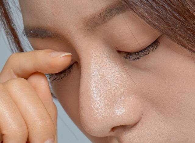 안구건조증이 심하면 눈을 비비거나 깜빡일 때 소리가 날 수 있다./사진=게티이미지뱅크