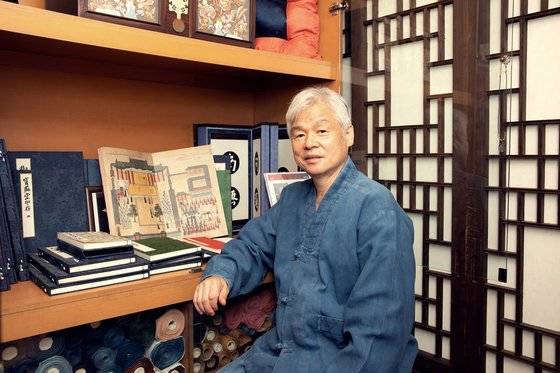 김경열 장인은 우리 전통 색채 문화의 중요한 기술인 홍염을 보전·전수하고 있으며, 홍염이 필요한 여러 문화재 복원에도 참여했다.