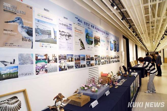 지난 달 27일, 신안갯벌이 세계자연유산에 등재된 지 1년이 된 날을 기념해 신안 국제 철새심포지엄 열렸다. 참석자들이 서해안을 찾는 철새들 관련 전시물을 유심히 살펴보고 있다.