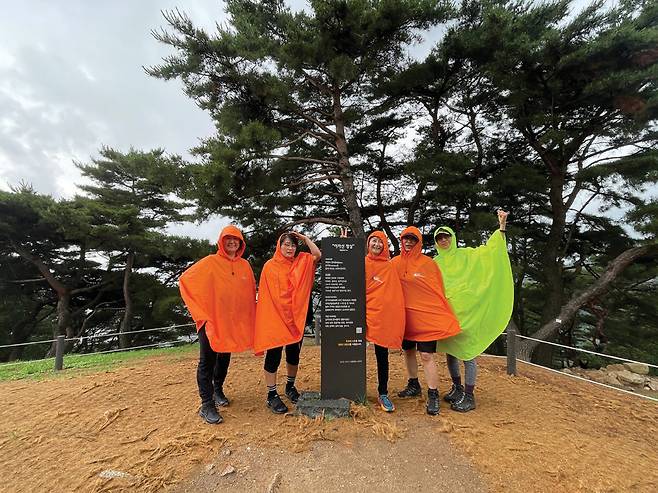 비 오는 날에도 걷기 좋은 아차산 정상인 3보루에서 정상 도착의 기쁨을 누리고 있다