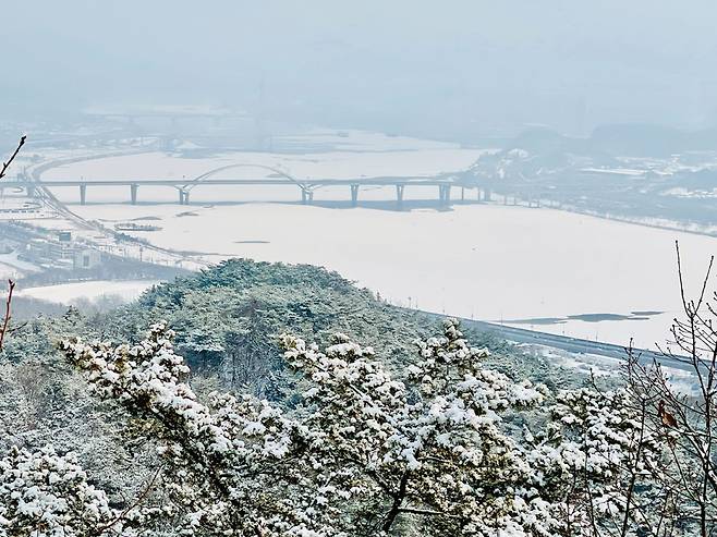 눈이 가득한 한강을 조망하며 걷는 대성암 오르는 길.