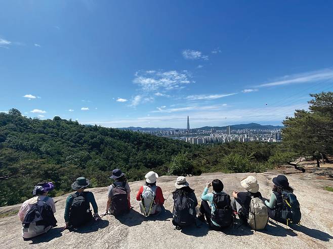 고구려정 앞으로 S라인을 그리며 도도하게 흐르는 한강과 그 너머로 우뚝 선 롯데월드타워