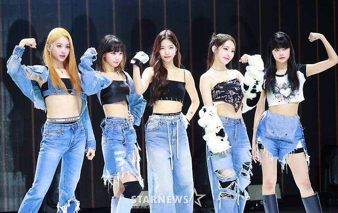 걸그룹 르세라핌(LE SSERAFIM)이 17일 오후 서울 연세대학교 백주년기념관에서 진행된 미니 2집 '안티프래자일'(ANTIFRAGILE) 발매기념 쇼케이스에서 포즈를 취하고 있다. 이번 앨범에는 타이틀곡 'ANTIFRAGILE'을 비롯해 'The Hydra;, 'Impurities', 'No Celestial', 'Good Parts(When the quality is bad but I am)' 등 5곡이 수록됐다. /2022.10.17 /사진=이동훈 기자 photoguy@