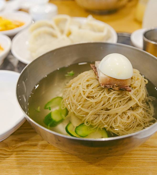 매해 가격은 오르지만 여전히 생각나는 평양냉면, 사진은 신세계백화점 강남점 평양면옥