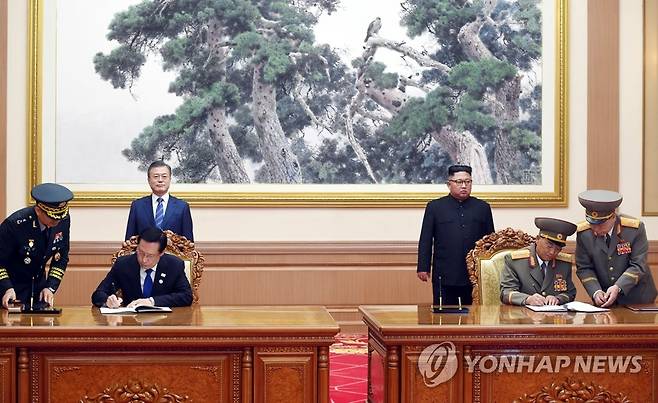 9·19군사합의에 서명하는 남북 국방장관 (평양=연합뉴스) 평양사진공동취재단 배재만 기자 = 19일 오전 평양 백화원 영빈관에서 문재인 대통령과 김정은 국무위원장이 임석한 가운데 송영무 국방부 장관과 북한 노광철 인민무력상이 판문점 선언 이행을 위한 군사 분야 합의문에 서명하고 있다. 2018.9.19 scoop@yna.co.kr