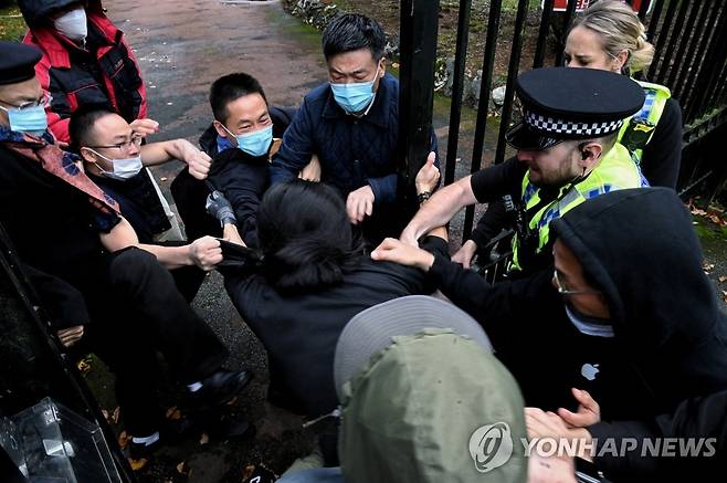 영사관 정문에서 경내로 끌려들어가는 홍콩 남성 [로이터=연합뉴스 자료사진. 재판매 및 DB 금지]