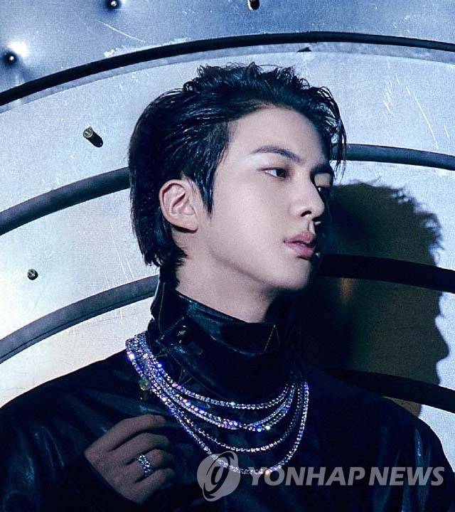 BTS 전격 입대 결정 (서울=연합뉴스) 그룹 방탄소년단(BTS)이 17일 맏형 진을 필두로 입대를 전격 선언했다. 사진은 방탄소년단 진. 2022.10.17 [방탄소년단 홈페이지 캡처. 재판매 및 DB 금지] photo@yna.co.kr