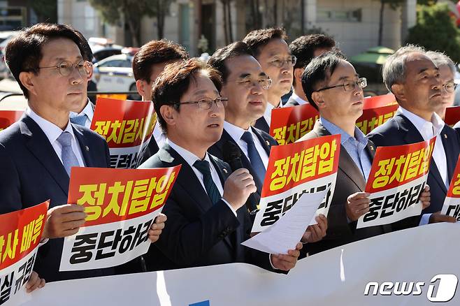 박범계 더불어민주당 윤석열 정권 정치탄압대책위원장이 17일 오후 서울 용산구 전쟁기념관 앞에서 가진 윤석열 정권 정치탄압 규탄 기자회견에서 성명서를 낭독하고 있다. 2022.10.17/뉴스1 ⓒ News1 이광호 기자