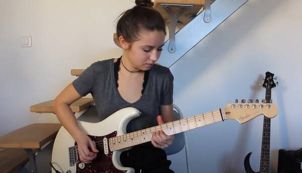 'Hotel California'를 연주하고 있는 클로에 [사진=클로에 유튜브]