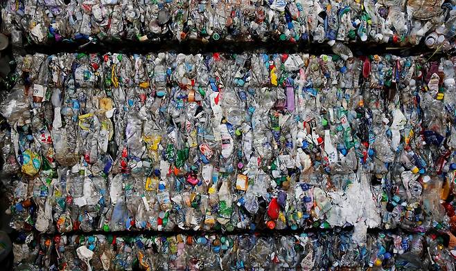 각종 플라스틱이 뒤섞인 폐기물 더미. 미국 과학자들이 화학, 생물학 공정을 결합해 복합 플라스틱 폐기물에서 유용 화학물질을 뽑아내는 데 성공했다./Science