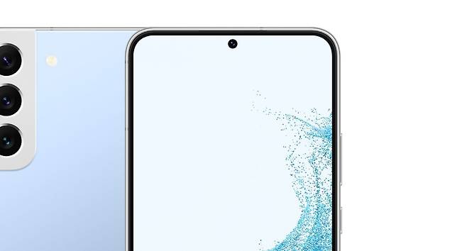 삼성전자 플래그십 스마트폰 갤럭시S22의 펀치홀 카메라(인피니티-O 디스플레이). /삼성전자 제공