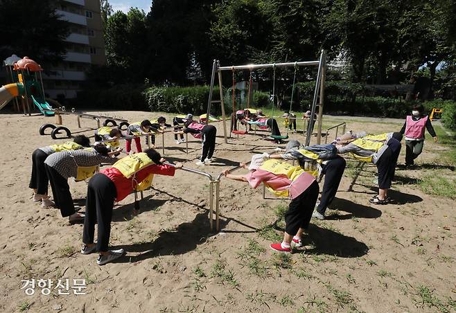 서울 노원구 상계주공7단지 ‘어르신 휴센터’ 프로그램에 참여한 노인들이 단지 내를 걸은 뒤 몸을 풀고 있다. 강윤중 기자