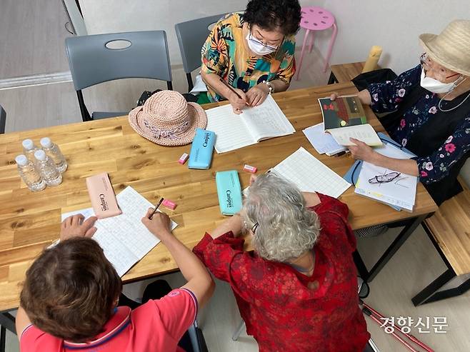 서울 노원구 중계동의 한 아파트에서 김송자 선생님이 이끄는 한글 교실 시간이 됐다. 국어 교사였던 김 선생님에게 한동네 주민들이 글을 배운다. 걸을 땐 보행 보조기가 필요한 김 선생님은 글을 가르칠 때만큼은 날아다닌다. 김보미 기자