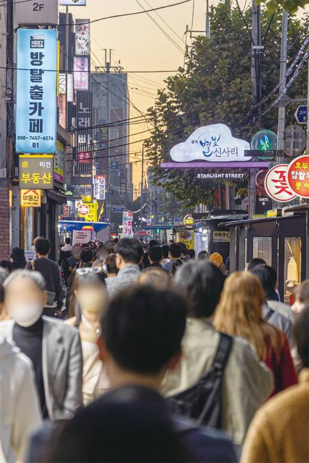 관악구는 지난 2020년 12월 중소벤처기업부 ‘상권르네상스 공모’에 선정돼 순대타운을 포함한 신림역 일대 환경을 개선하는 ‘별빛신사리 상권르네상스’ 사업을 진행 중이다. (윤관식 기자)