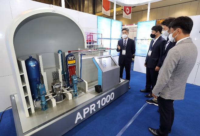 과학기술정보통신부와 산업통상자원부가 '혁신형 SMR 기술개발 사업'을 추진한다. 사진은 '2022 부산국제원자력산업전'의 한국수력원자력 부스. /사진=뉴시스