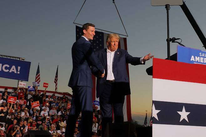 도널드 트럼프 전 미국 대통령이 9일(현지시간) 애리조나주 메사에서 열린 '세이브 아메리카' 집회에 참가해 중간선거에 나서는 공화당 상원 후보 블레이크 매스터스와 악수하고 있다. [연합]