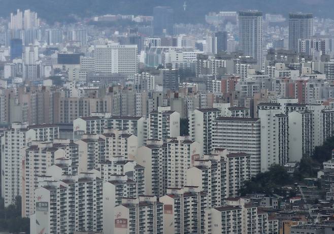 [서울=뉴시스] 조수정 기자 = 사진은 10일 오후 서울 중구 남산에서 바라본 서울 시내 아파트들. 2022.10.10. chocrystal@newsis.com