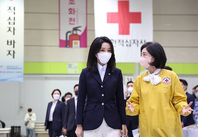 [서울=뉴시스] 윤석열 대통령 부인 김건희 여사가 18일 오전 서울 강남구 코엑스에서 열린 대한적십자사 바자행사에서 부스를 둘러보고 있다. (사진=대통령실 제공) 2022.10.18. photo@newsis.com *재판매 및 DB 금지