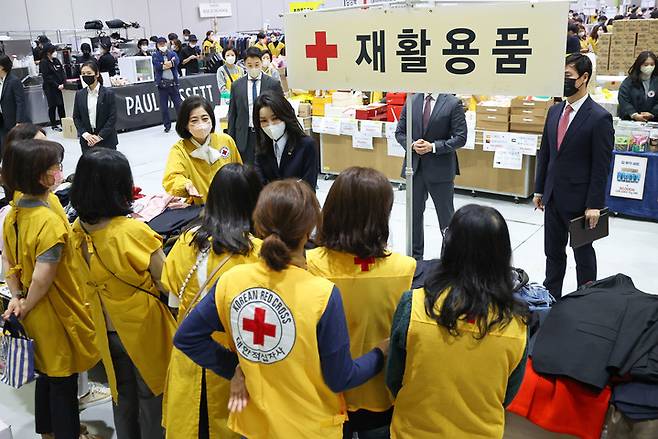 [서울=뉴시스] 윤석열 대통령 부인 김건희 여사가 18일 오전 서울 강남구 코엑스에서 열린 대한적십자사 바자행사에서 부스를 둘러보고 있다. (사진=대통령실 제공) 2022.10.18. photo@newsis.com *재판매 및 DB 금지