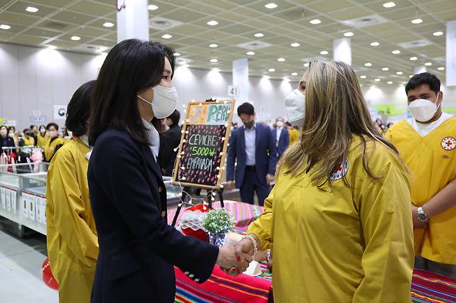 [서울=뉴시스] 윤석열 대통령 부인 김건희 여사가 18일 오전 서울 강남구 코엑스에서 열린 대한적십자사 바자행사에서 부스를 둘러보고 있다. (사진=대통령실 제공) 2022.10.18. photo@newsis.com *재판매 및 DB 금지