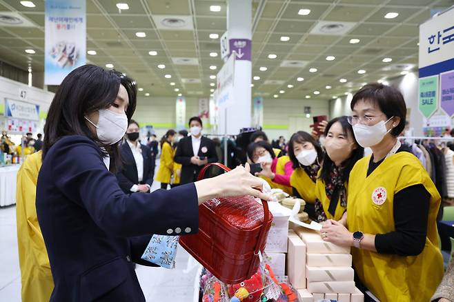 [서울=뉴시스] 윤석열 대통령 부인 김건희 여사가 18일 오전 서울 강남구 코엑스에서 열린 대한적십자사 바자행사에서 부스를 둘러보고 있다. (사진=대통령실 제공) 2022.10.18. photo@newsis.com *재판매 및 DB 금지