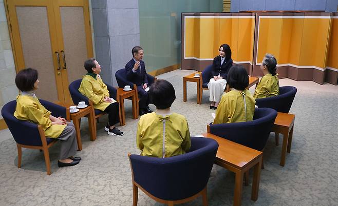 [서울=뉴시스] 윤석열 대통령 부인 김건희 여사가 18일 오전 서울 강남구 코엑스에서 열린 대한적십자사 바자행사에 앞서 사전환담을 하고 있다. (사진=대통령실 제공) 2022.10.18. photo@newsis.com *재판매 및 DB 금지